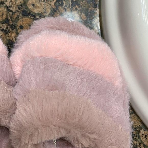 NWT La Vie En Rose plush slide on slippers - Picture 9 of 11